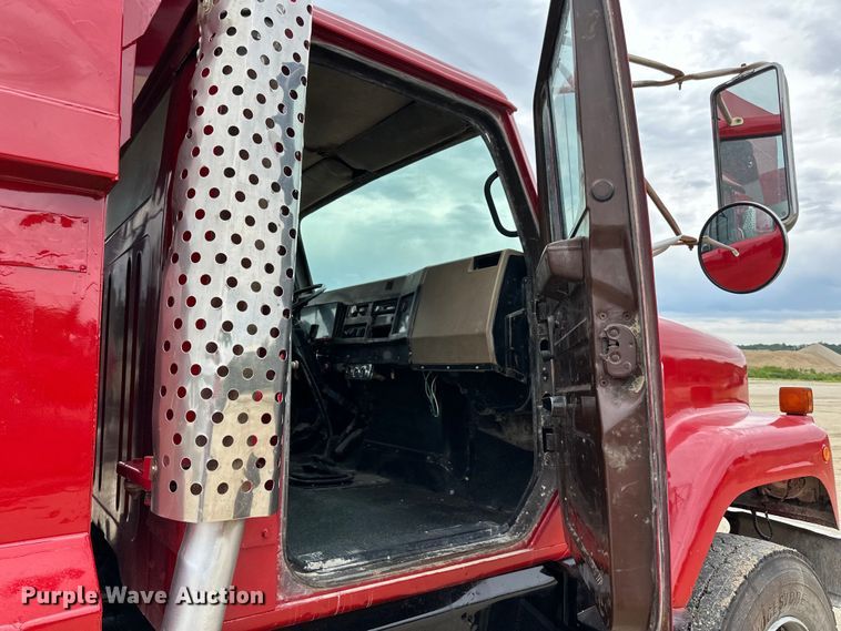 image for item LR9383 1992 International  2554 dump truck