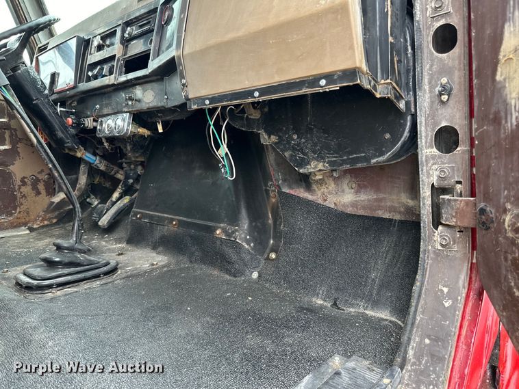 image for item LR9383 1992 International  2554 dump truck