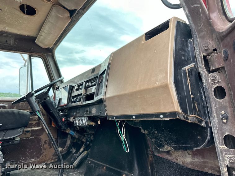 image for item LR9383 1992 International  2554 dump truck