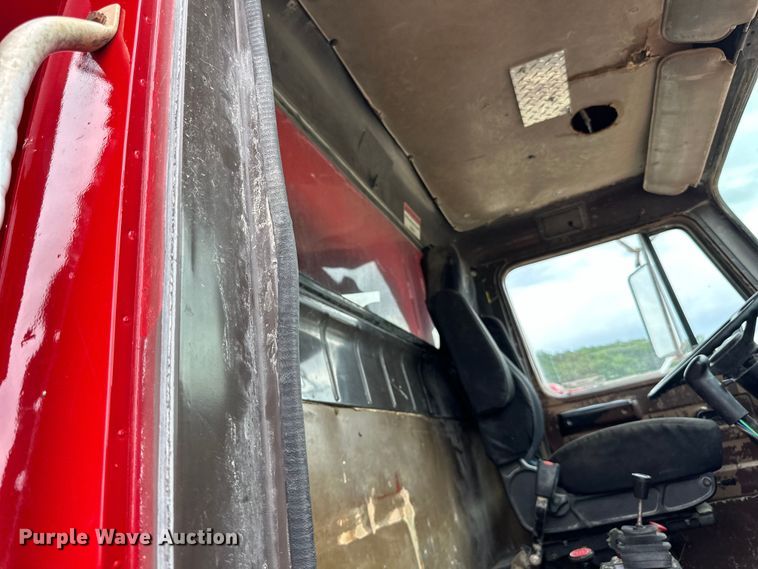 image for item LR9383 1992 International  2554 dump truck