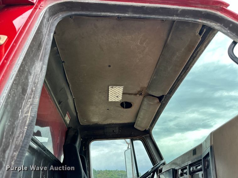 image for item LR9383 1992 International  2554 dump truck