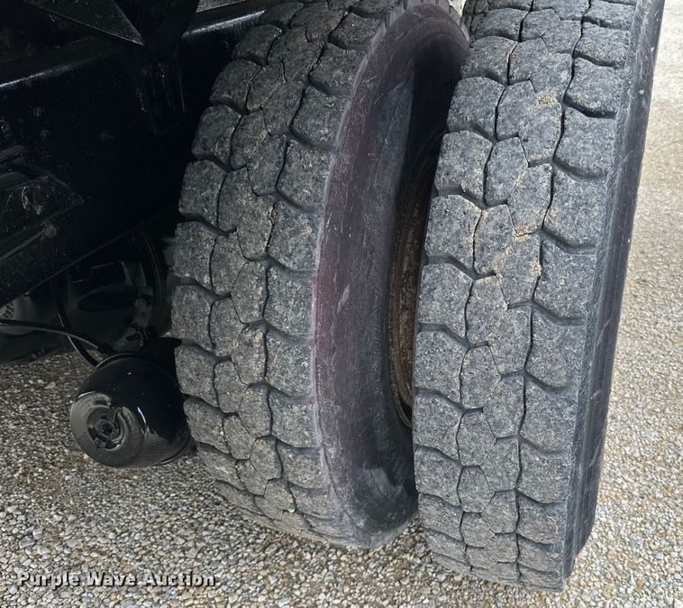 image for item LR9383 1992 International  2554 dump truck