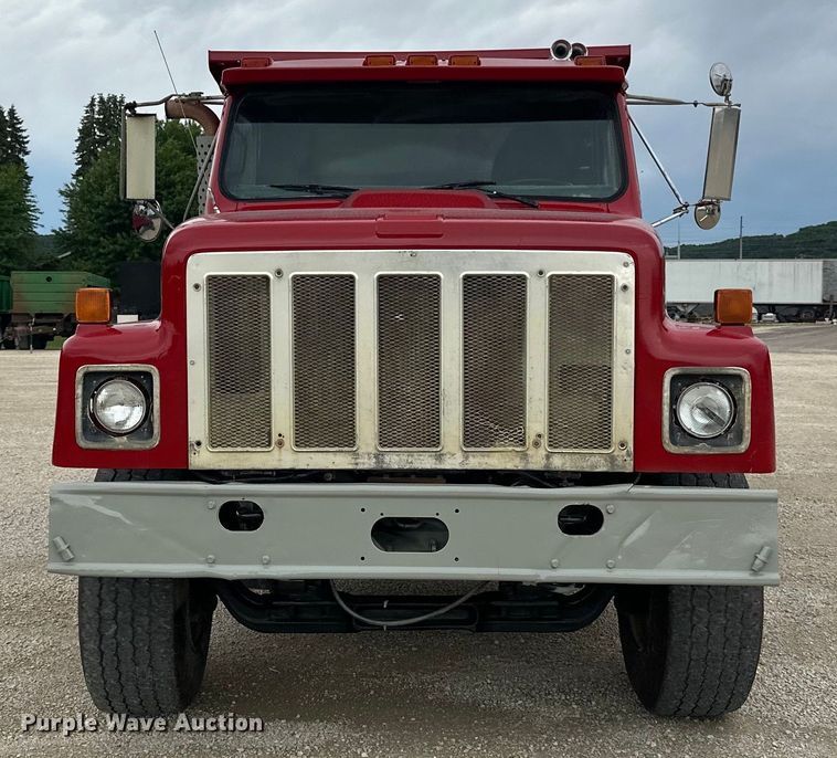 image for item LR9384 1991 International  2554 dump truck