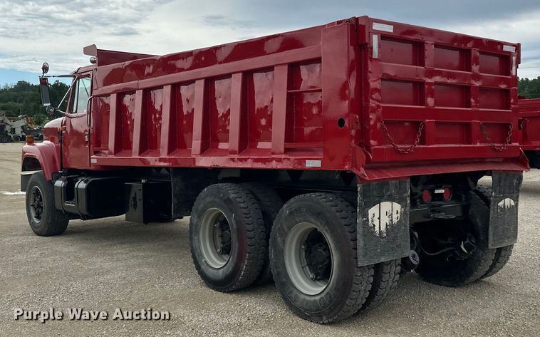 image for item LR9384 1991 International  2554 dump truck
