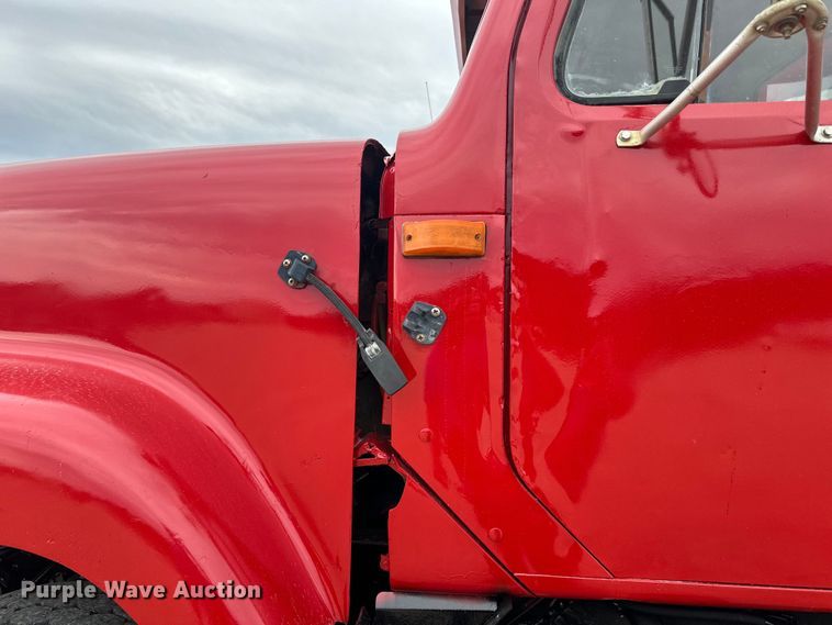 image for item LR9384 1991 International  2554 dump truck