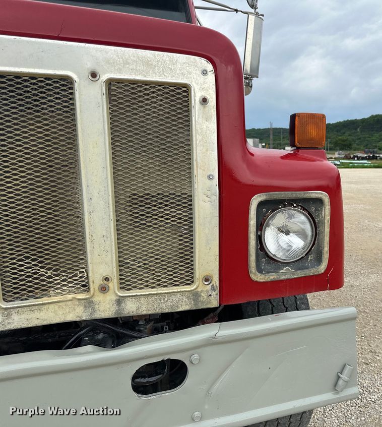 image for item LR9384 1991 International  2554 dump truck