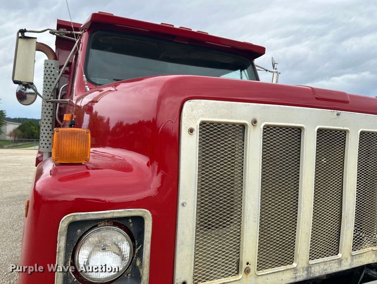 image for item LR9384 1991 International  2554 dump truck