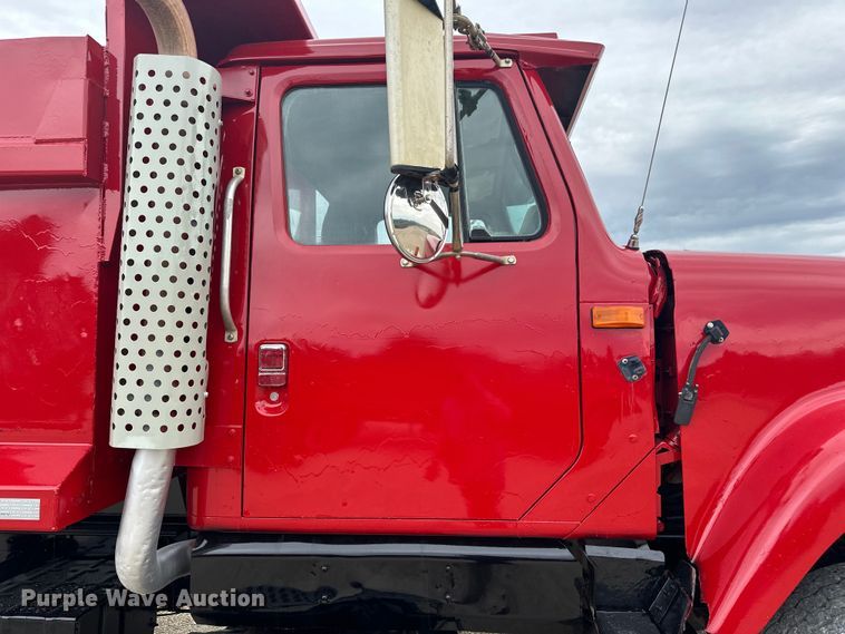 image for item LR9384 1991 International  2554 dump truck