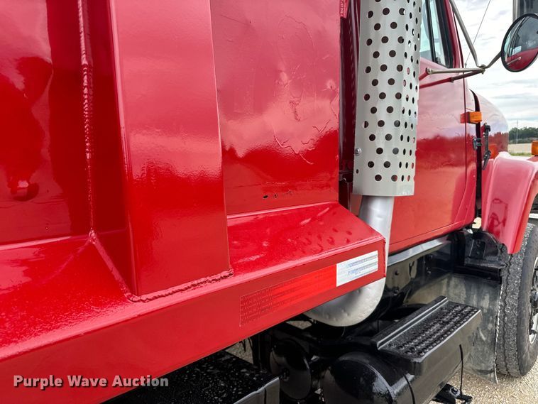 image for item LR9384 1991 International  2554 dump truck
