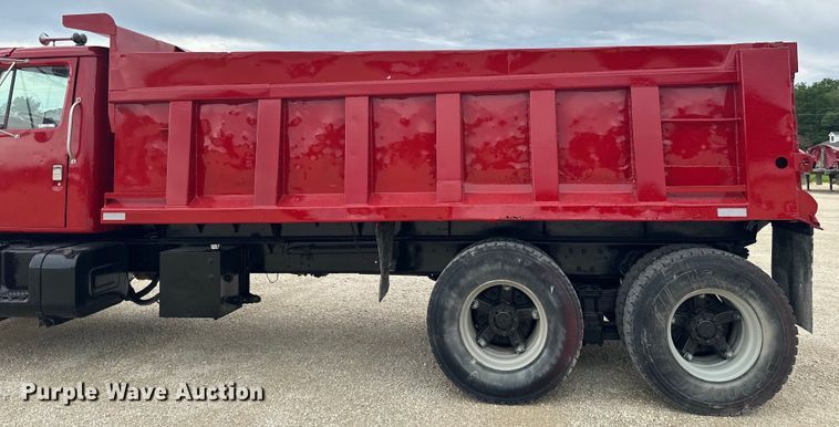 image for item LR9384 1991 International  2554 dump truck
