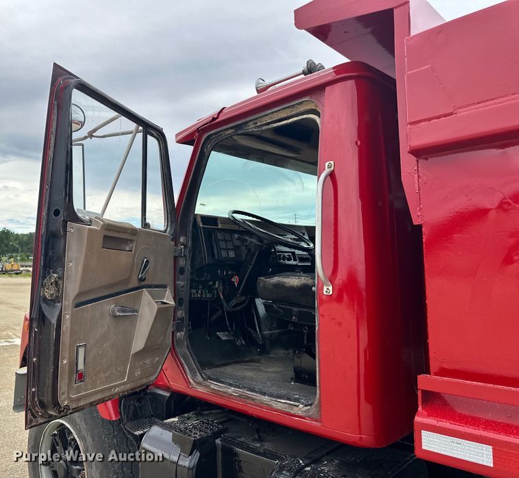 image for item LR9384 1991 International  2554 dump truck