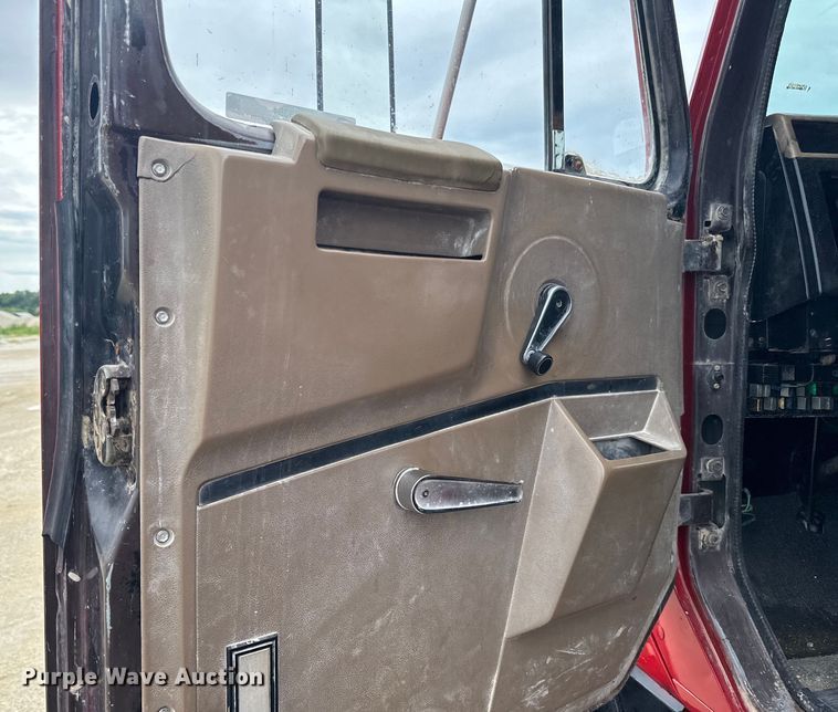 image for item LR9384 1991 International  2554 dump truck