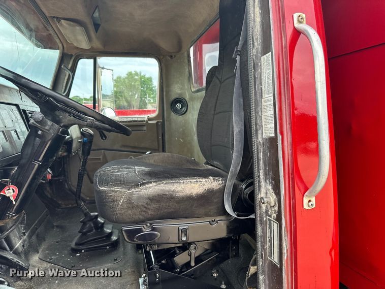 image for item LR9384 1991 International  2554 dump truck