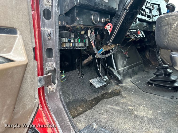 image for item LR9384 1991 International  2554 dump truck