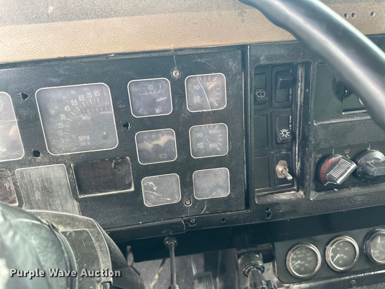 image for item LR9384 1991 International  2554 dump truck