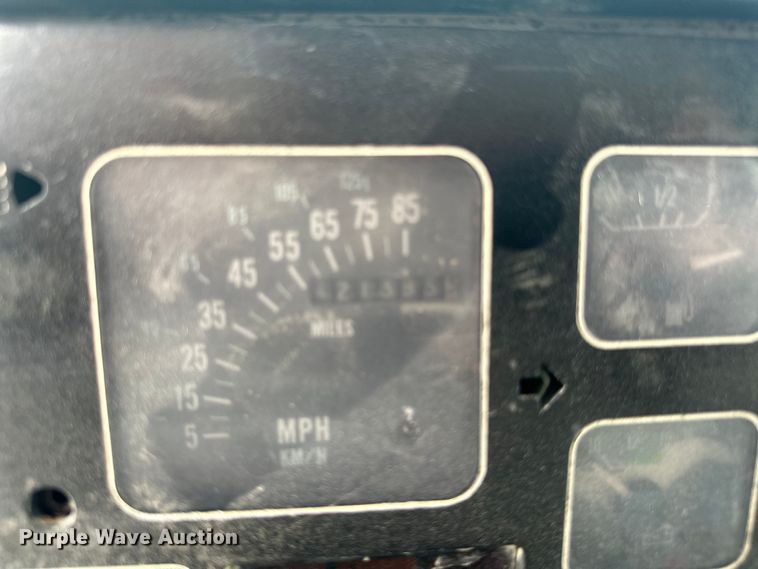 image for item LR9384 1991 International  2554 dump truck