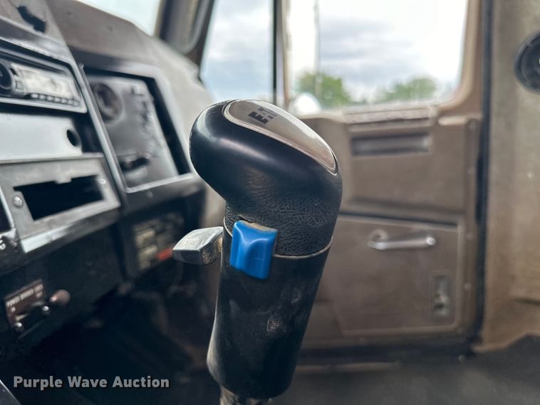 image for item LR9384 1991 International  2554 dump truck