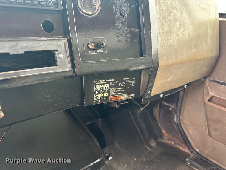 image for item LR9384 1991 International  2554 dump truck