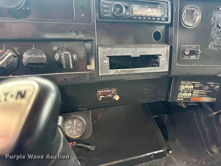 image for item LR9384 1991 International  2554 dump truck