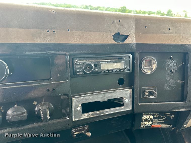 image for item LR9384 1991 International  2554 dump truck