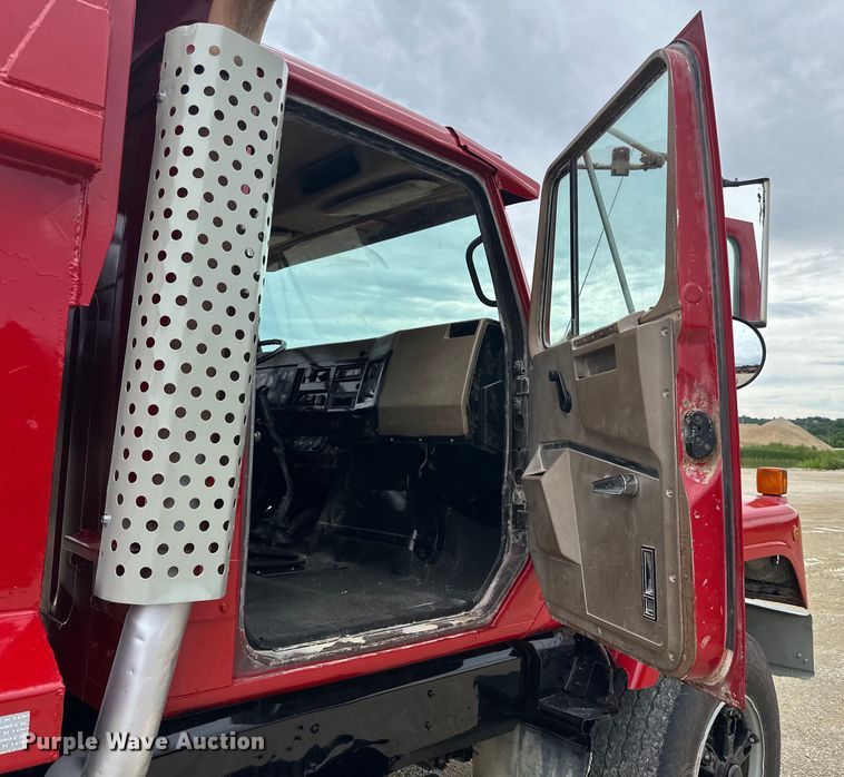 image for item LR9384 1991 International  2554 dump truck