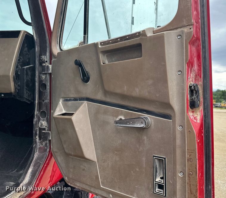 image for item LR9384 1991 International  2554 dump truck