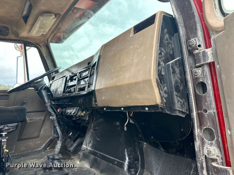 image for item LR9384 1991 International  2554 dump truck