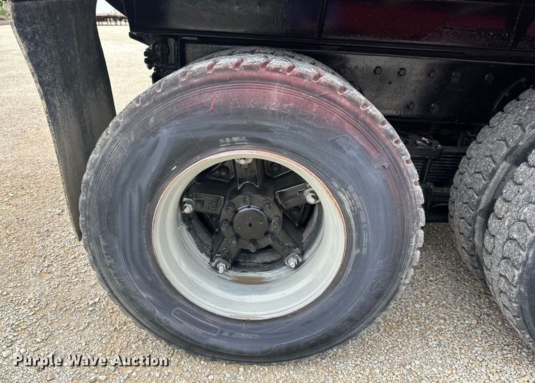 image for item LR9384 1991 International  2554 dump truck