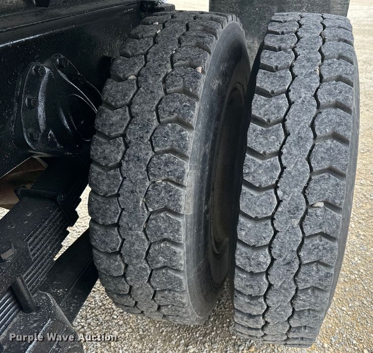 image for item LR9384 1991 International  2554 dump truck