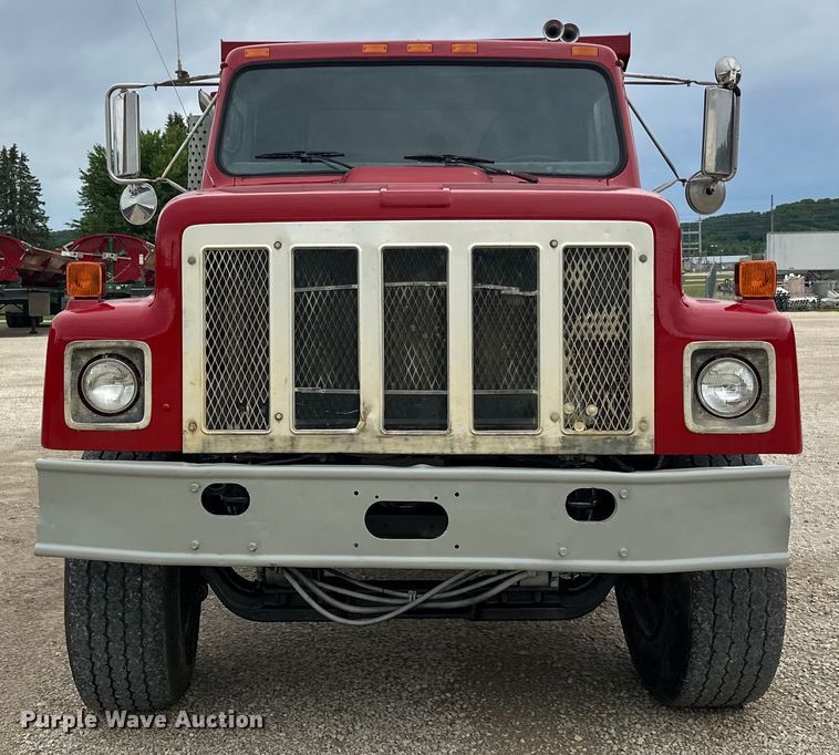 image for item LR9385 1993 International  2554 dump truck