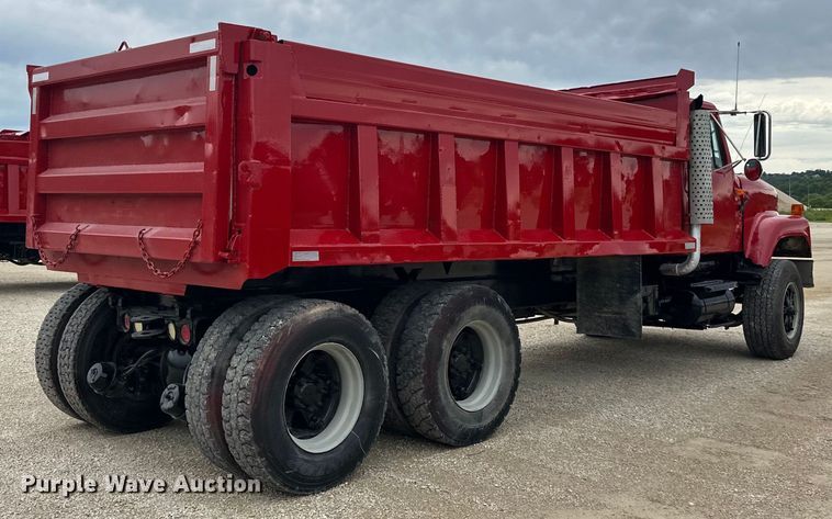 image for item LR9385 1993 International  2554 dump truck