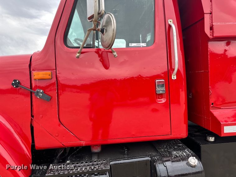 image for item LR9385 1993 International  2554 dump truck