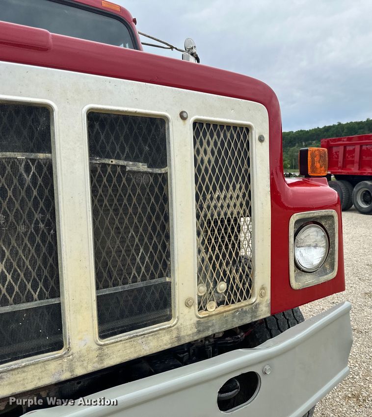 image for item LR9385 1993 International  2554 dump truck