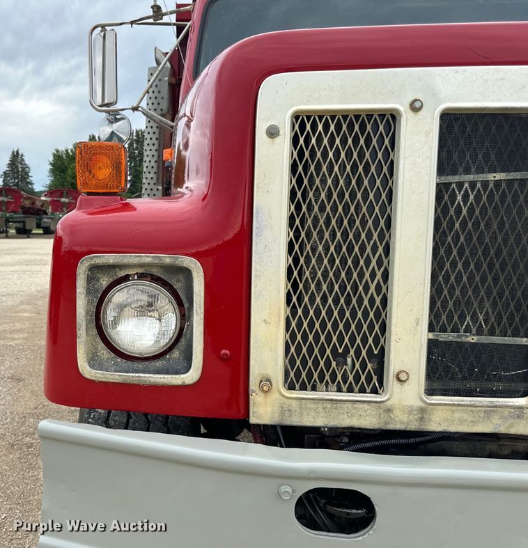 image for item LR9385 1993 International  2554 dump truck