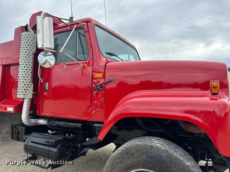 image for item LR9385 1993 International  2554 dump truck