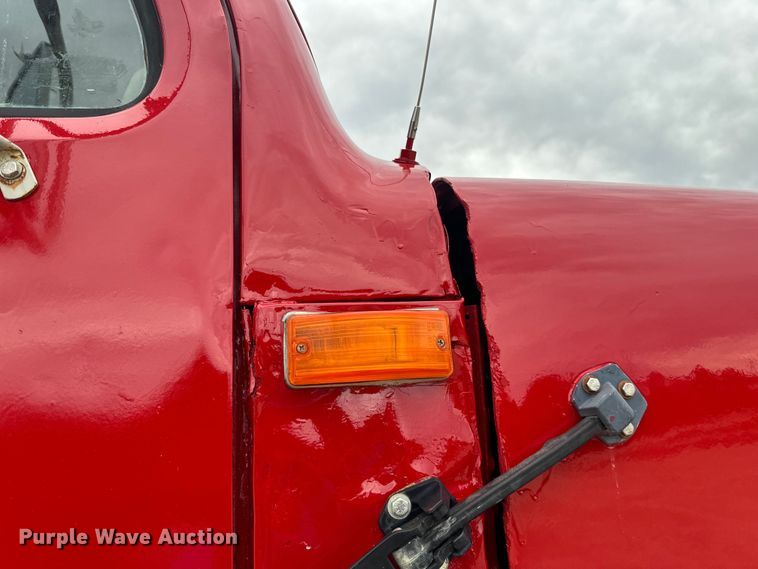 image for item LR9385 1993 International  2554 dump truck