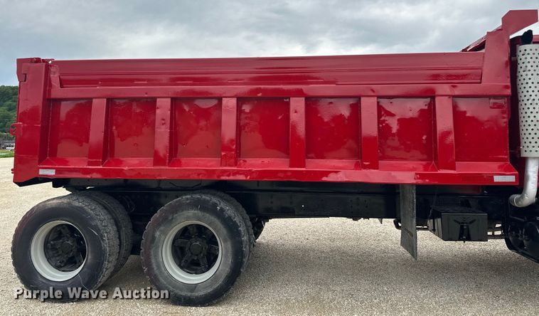image for item LR9385 1993 International  2554 dump truck