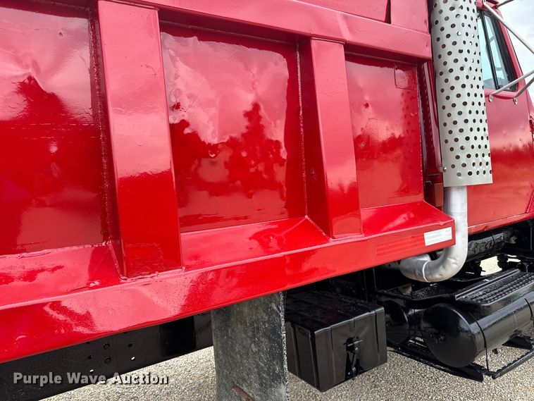 image for item LR9385 1993 International  2554 dump truck