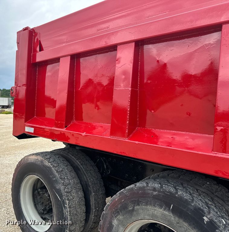 image for item LR9385 1993 International  2554 dump truck