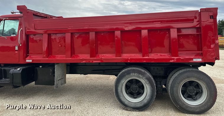 image for item LR9385 1993 International  2554 dump truck