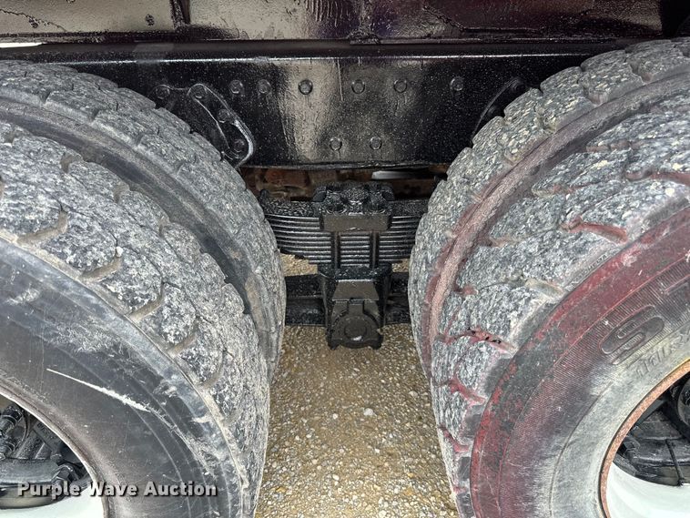 image for item LR9385 1993 International  2554 dump truck