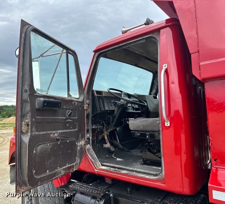 image for item LR9385 1993 International  2554 dump truck