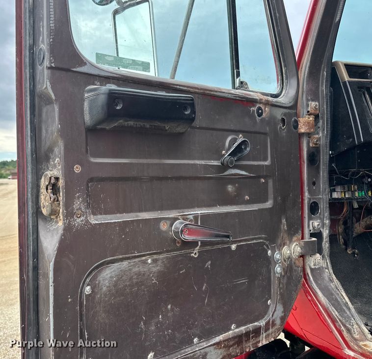 image for item LR9385 1993 International  2554 dump truck