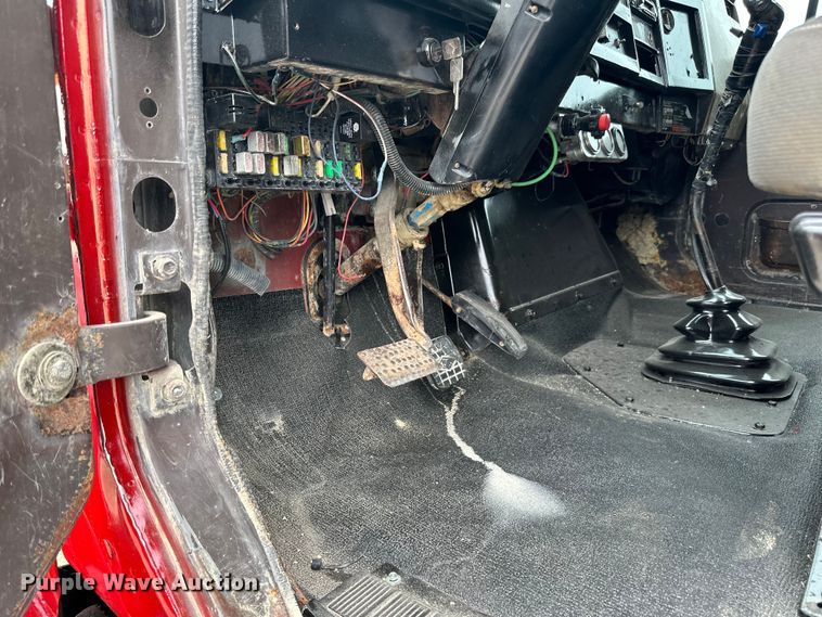 image for item LR9385 1993 International  2554 dump truck