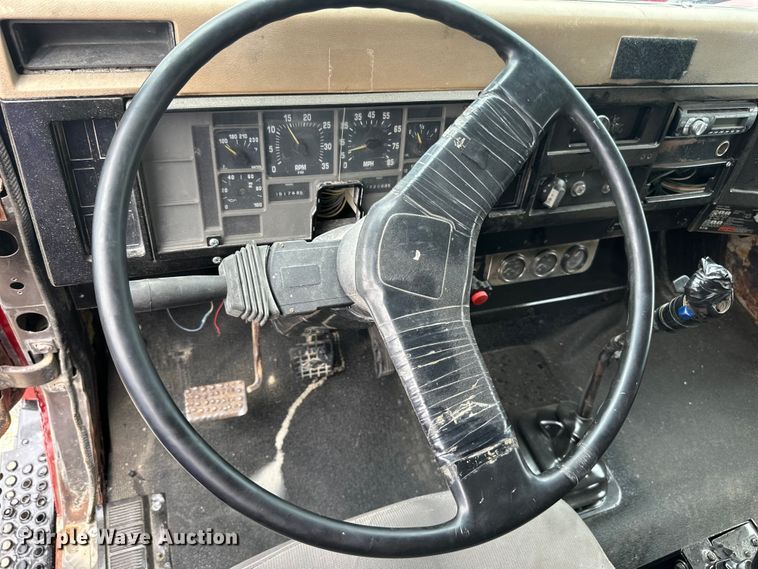 image for item LR9385 1993 International  2554 dump truck