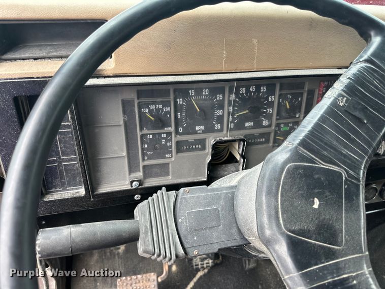 image for item LR9385 1993 International  2554 dump truck