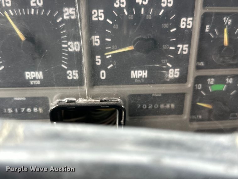 image for item LR9385 1993 International  2554 dump truck