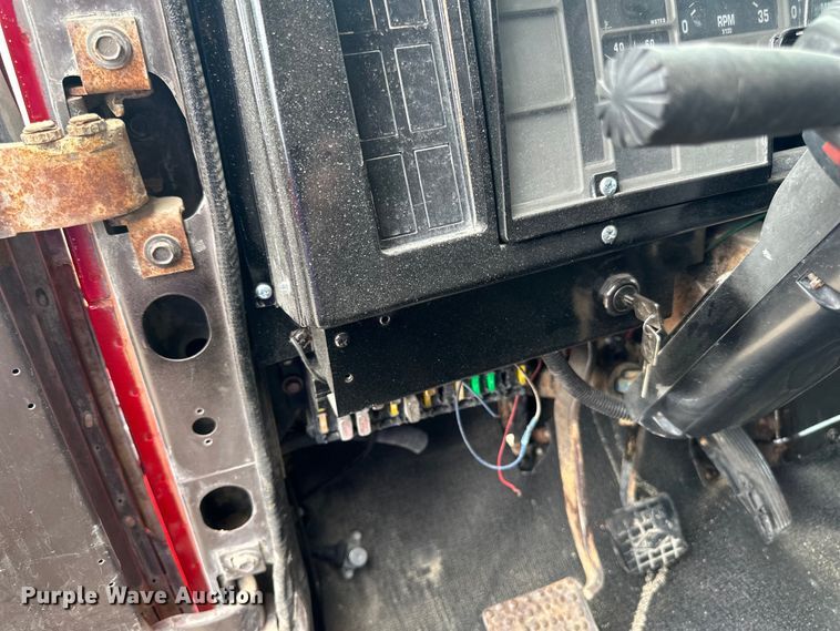 image for item LR9385 1993 International  2554 dump truck