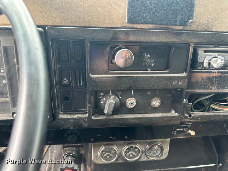 image for item LR9385 1993 International  2554 dump truck