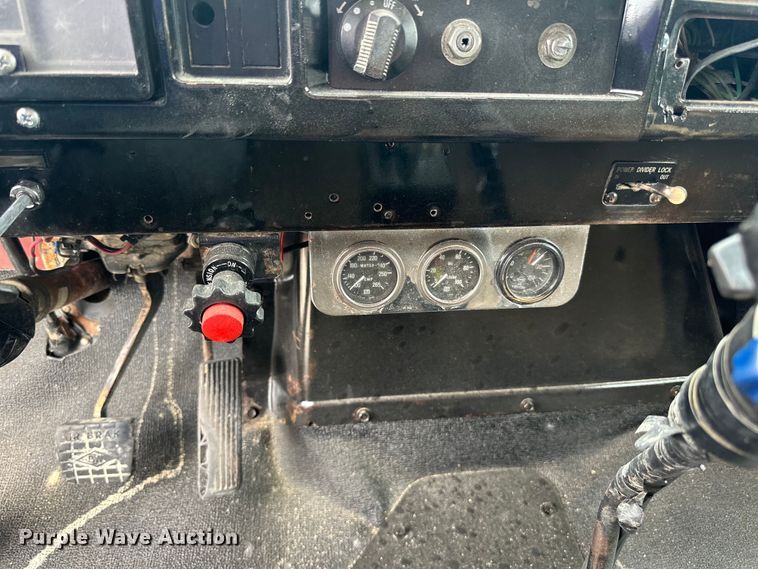 image for item LR9385 1993 International  2554 dump truck